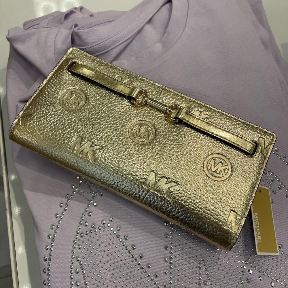 MICHAEL KORS Carson Lg Metallic Logo Debossed Snap Bifold Wallet
Pale Gold
NWT - Picture 16 of 16